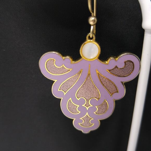 Vintage Isle of Skye Lavender Cloisonne Earrings, MOP, Gold Plated, 1980s - Picture 3 of 10